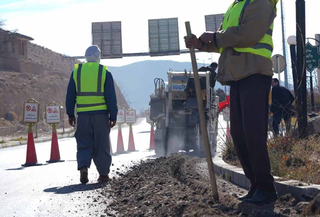 کارگران در مسیر ایجاد فیبر نوری آسیاتک در استان سمنان