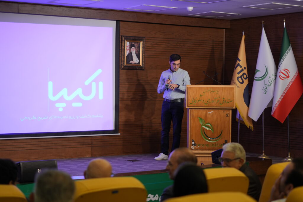 مدیرعامل اکیپا درحال ارائه 